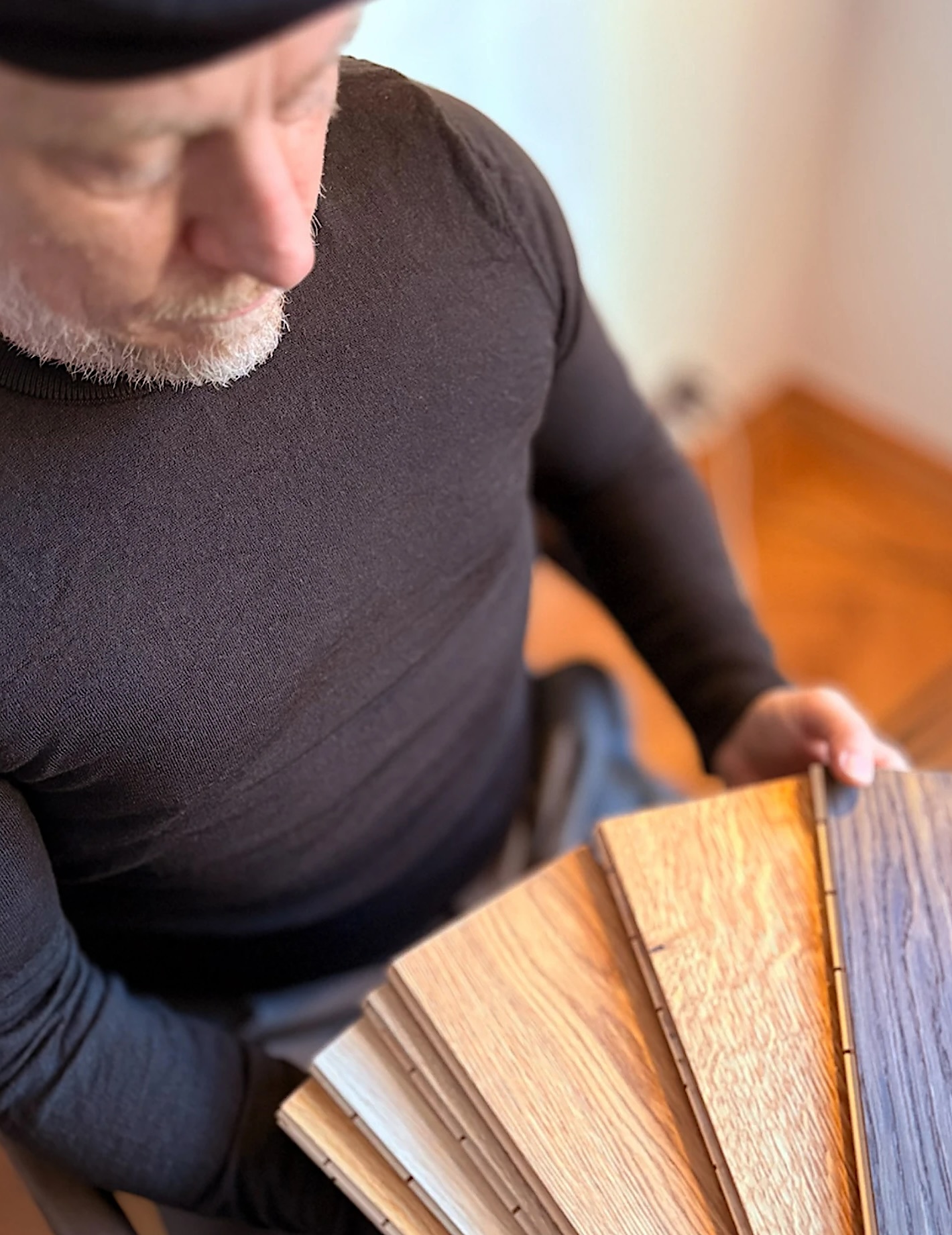 Ruedi Ryser mit einem Fächer aus Parkettmustern